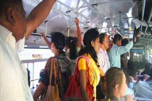 ஓடும் பேருந்தில் பெண்ணுக்கு பாலியல் தொல்லை! | Sexual Harassment Of A Woman In A Running Bus