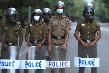 நாடாளுமன்றம் செல்லும் சகல வழிகளுக்கும் பூட்டு!