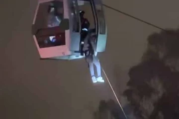 13,000 அடி உயரத்தில் தொங்கிய சுற்றுலா பயணிகள்! திகிலூட்டும் சம்பவம்