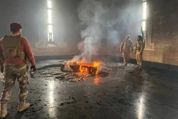 பொதுமக்களை கொத்தாக கொன்று குவித்த ஜனாதிபதி... அவர் கல்லறைக்கு கிளர்ச்சியாளர்களின் பதில்