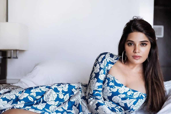 நடுரோட்டில் அந்த ஆடை மட்டும் அணிந்து சென்ற தமிழ் நடிகை.. இதெல்லாம் ரொம்பா Too Much | Aathmika Latest Hot Phtoshoot