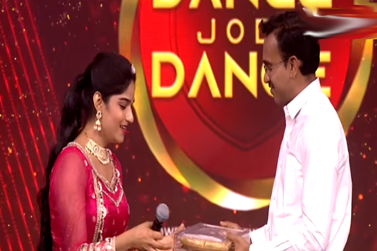 Dance Jodi Dance : திருநங்கைக்கு யாரும் கொடுக்காத பரிசை கொடுத்த தவெக... ஆனந்த தருணம் | Dance Jodi Dance Introduction Round Promo Dance Jodi Dance : திருநங்கைக்கு யாரும் கொடுக்காத பரிசை கொடுத்த தவெக... ஆனந்த தருணம் | Dance Jodi Dance Introduction Round Promo