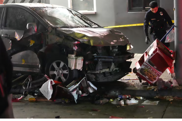அமெரிக்காவில் மக்கள் மீது கார் மோதல் ; 30 பேர் காயம் | 30 Injured After Vehicle Strikes Crowd Outside La