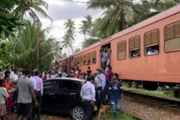 பம்பலப்பிட்டியில் தொடருந்தில் மோதுண்டு இளைஞர் பலி