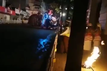 கண்டி தலதா பெரஹெராவில் குழப்பமடைந்த யானைகள் - வெளியான காணொளி