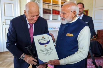 ඉන්දීය අග්‍රාමාත්‍ය නරේන්ද්‍ර මෝදිට නෝර්වේ රාජ්‍යයේ ඉහළම ගෞරව සම්මානයක්