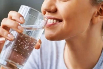 காலையில் எழுந்ததும் ஒரு கிளாஸ் தண்ணீர் குடித்தால் என்ன நடக்கும் தெரியுமா?