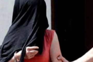 இணையத்தில் சிறுமியின் நிர்வாண புகைப்படங்களை வெளியிட்ட பெண் கைது!