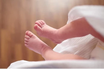கழிவறை தொட்டியில் பச்சிளம் சிசுவை கைவிட முயன்ற இளம்பெண் ; பொதுமக்கள் செய்த சம்பவம்