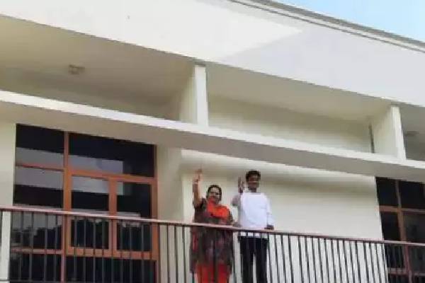 அத்தை வீடு எங்களுக்குதான் அது விற்பனைக்கு இல்லை : ஜெ.தீபா பரபரப்பு ஆடியோ | Jayalalitha House Is Not For Sale Deepa அத்தை வீடு எங்களுக்குதான் அது விற்பனைக்கு இல்லை : ஜெ.தீபா பரபரப்பு ஆடியோ | Jayalalitha House Is Not For Sale Deepa