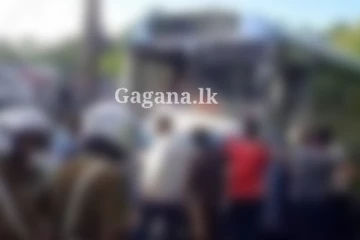 බසයක් මාර්ගයෙන් ඉවතට පැන ගසක ගැටෙයි - මගීන් 15ක් තුවාල ලබා වහාම රෝහල්ගත කරයි.. පිරිස අතර පාසල් ළමුන් ද..