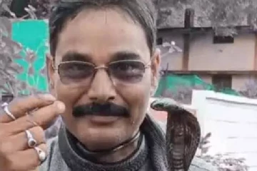 விஷமுள்ள பாம்பை கழுத்தில் சுற்றிக் கொண்டு ரீல்ஸ் எடுத்த பாம்புபிடி வீரர் மரணம்