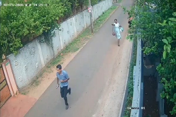 யாழில் நடுவீதியில் பெண்ணுக்கு அரங்கேறிய சம்பவம் ; அதிரடி காட்டும் புதிய பொலிஸ் அதிகாரி | Incident Involving Woman In Jaffna Town Center யாழில் நடுவீதியில் பெண்ணுக்கு அரங்கேறிய சம்பவம் ; அதிரடி காட்டும் புதிய பொலிஸ் அதிகாரி | Incident Involving Woman In Jaffna Town Center