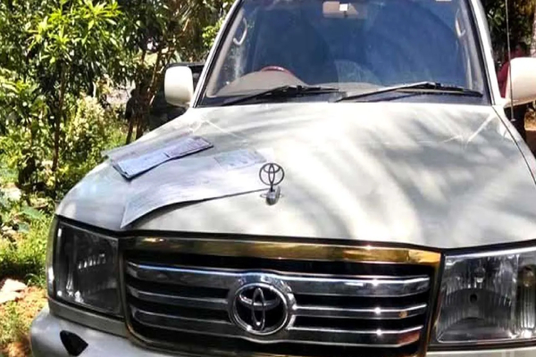 சட்டவிரோதமாக ஒன்று சேர்க்கப்பட்ட சொகுசு ஜீப் கண்டுபிடிப்பு | Illegally Assembled Jeep Found In Ganemulla