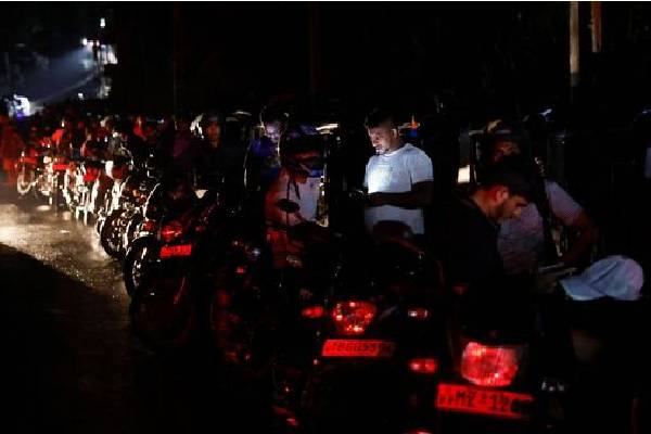 எரிபொருளுக்கு வரிசைக்கு சென்ற பெண்கள் மூவர் மாயம்! | Three Women Who Lined Up For Fuel Are Magic