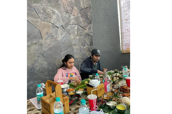 பிரபல ஹோட்டலில் தனுஷ்! வைரலாகும் போட்டோ.. எந்த ஊர் தெரியுமா? | Dhaush In Popular Hyderabad Hotel