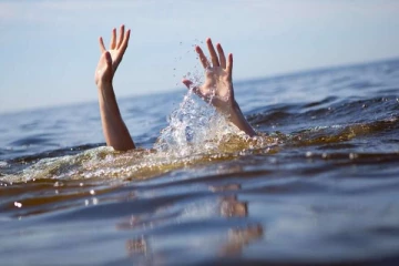 நீராடச் சென்ற மூன்று இளைஞர்களில் ஒருவர் மாயம்