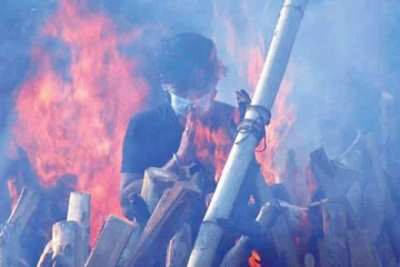 கணவனுக்கு தனி ஆளாக இறுதிச்சடங்கு செய்து சிதையில் தீவைத்த மனைவி! தப்பி ஓடி வந்தது ஏன்? கண்ணீர் சம்பவம்