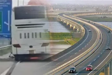 தென்னிலங்கை அதிவேகப் பாதையில் பற்றி எரிந்த சொகுசு பேருந்து