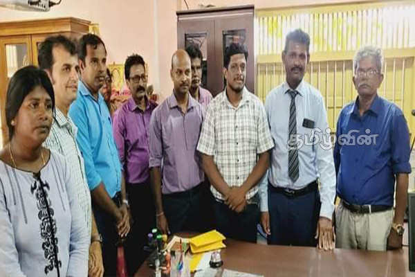 மாணவர்களின் எதிர்ப்பு போராட்டங்களுக்கு மத்தியில் பதவியேற்ற வேலணை பாடசாலை அதிபர்! | Jaffna Sworn Amid Student Protests Principal