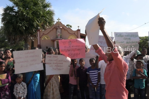 மன்னாரில் மக்களை தாக்கிய காவல்துறையினர் : யாழில் வெடித்த மற்றுமொரு போராட்டம் | Jaffna Protest For L Police Attacked Mannar People