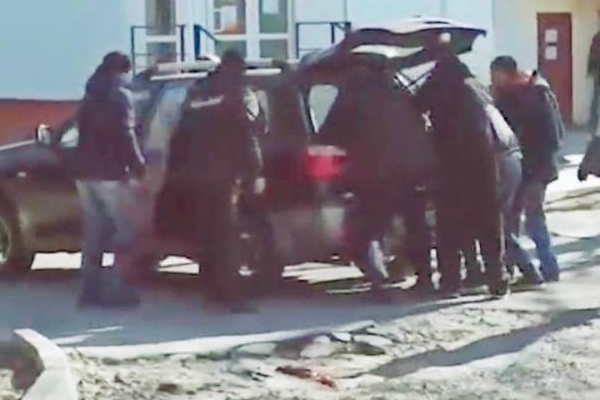 சாலையில் தனியாக சிக்கியவர்களை சரமாரியாக சுட்டுகொன்ற ரஷ்யா! பதற வைக்கும் கொடூரத்தின் உச்சம் | Russian Troops Shooting Attack Kyiv Poeple Killed சாலையில் தனியாக சிக்கியவர்களை சரமாரியாக சுட்டுகொன்ற ரஷ்யா! பதற வைக்கும் கொடூரத்தின் உச்சம் | Russian Troops Shooting Attack Kyiv Poeple Killed