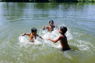 குழந்தைகளை தண்ணீரில் விடுங்கள்; விசேட வைத்தியர் அறிவுறுத்து!