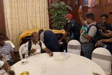 ஜனாதிபதி மாளிகையில்  குதூகலிக்கும்  போராட்டகாரர்கள்
