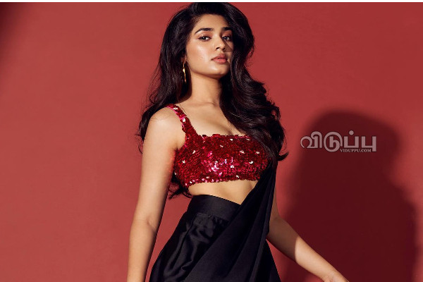 19 வயதில் இளசுகளை கண்ட்ரோல் பண்ணும் நடிகை கிரித்தி செட்டி!! லேட்டஸ்ட் போட்டோஸ் | Actress Krithi Shetty Latest Rain Glamour Photos