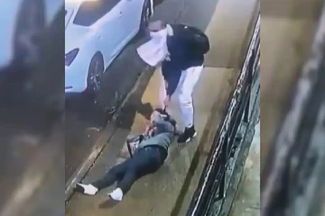 நடுரோட்டில் பெண்ணுக்கு பாலியல் கொடுமை - அதிர்ச்சிக்குள்ளாக்கும் வீடியோ!