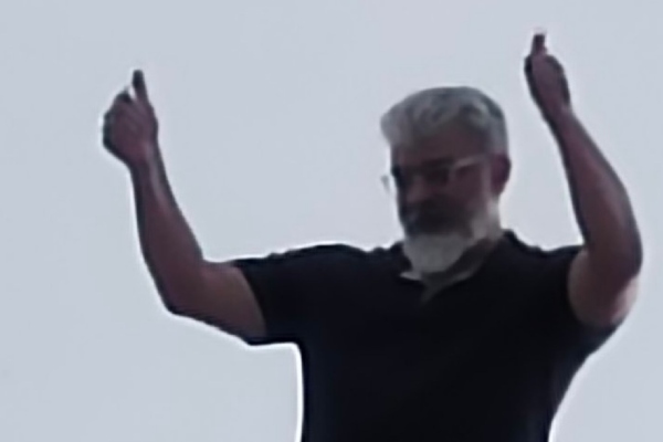 அஜித்தை பார்க்க கூடிய மிகப்பெரிய கூட்டம்.. மொட்டைமாடியில் இருந்து கையசைத்த அஜித்! வைரல் வீடியோ | Ajith Waves At Fans Video Viral