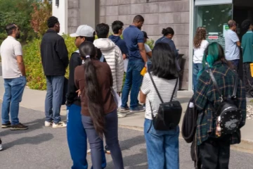 கனடாவில் மளிகைக்கடை வேலைக்காக வரிசையில் நிற்கும் நூற்றுக்கணக்கானோர்