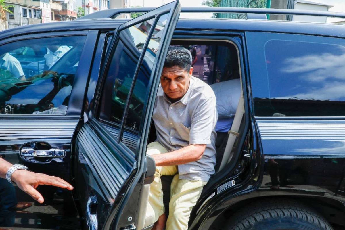 பொலிஸ் நிலையம் சென்ற சஜித் பிரேமதாச! அரசாங்கம் தொடர்பில் கடும் விமர்சனம் | Sajith Premadasa Visit Dhehiwala Police Station