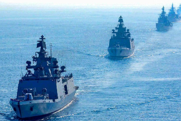 தென்கடலில் சந்தேகத்திற்கிடமான படகு.. ஆறு பேர் கைது | Suspicious Boat In The South Sea Navy