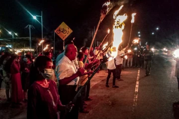 மின்கட்டண அதிகரிப்புக்கு எதிர்ப்பு: மட்டக்களப்பில் தீப்பந்தம் ஏந்தி போராட்டம் (Photos)