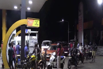 இலங்கையில் மீண்டும் எரிபொருள் வரிசை