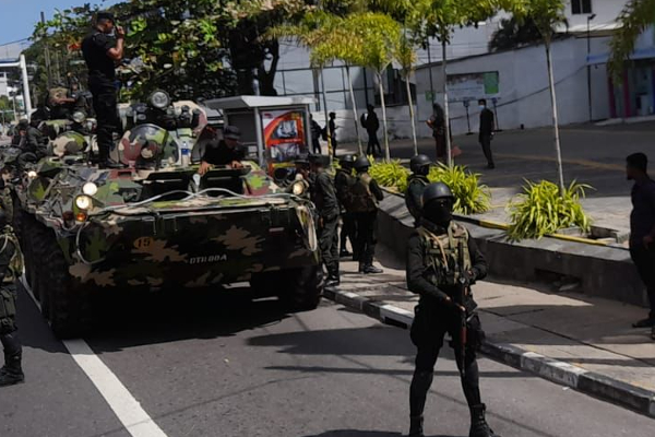 ஆர்ப்பாட்டக்காரர்களால் கொடூரமான முறையில் தாக்கப்பட்ட சிறிலங்கா இராணுவத்தினர்: இராணுவ ஊடகப் பேச்சாளர் தகவல் - ஐபிசி தமிழ்