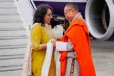 දිවයිනෙන් පිටත් වූ අගමැතිනියට උණුසුම් පිළිගැනීමක් - පිළිගන්න භූතාන අගමැතිත් එයි