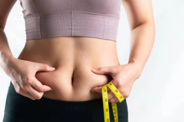 அசிங்கமாக தெரியும் தொப்பையை அசால்ட்டாக குறைக்க தூங்கும் முன் இதை செய்யுங்கள்