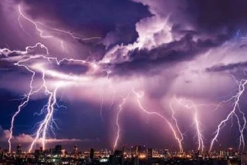 மின்னல் தாக்கி  இளம் தாயொருவர் பரிதாபமாக பலி