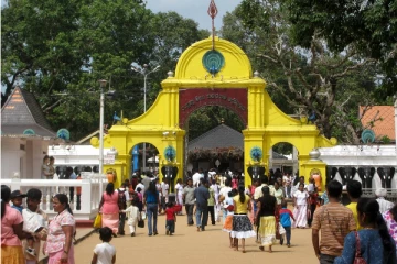 இலங்கையின் வரலாற்று சிறப்புமிக்க முருகன் ஆலயத்தில்  38 பவுண்   தங்க தட்டு கொள்ளை!