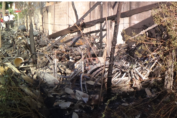 வாகனத் தரிப்பிடமொன்றில் ஏற்பட்ட தீ பரவல் - 40 வாகனங்கள் முற்றாக நாசம்! (படங்கள்) | Accident Police Investigating Srilanka