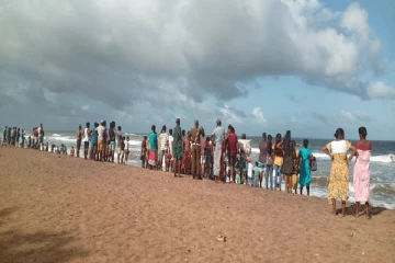 கவிழ்ந்தது படகு காணாமற் போனார் மீனவர்