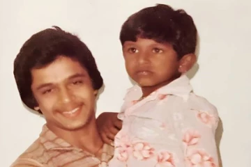 நடிகர் அர்ஜுன் தூக்கி வைத்திருக்கும் அந்த முன்னணி நடிகர் யார் தெரியுமா? அரிதான புகைப்படம்..