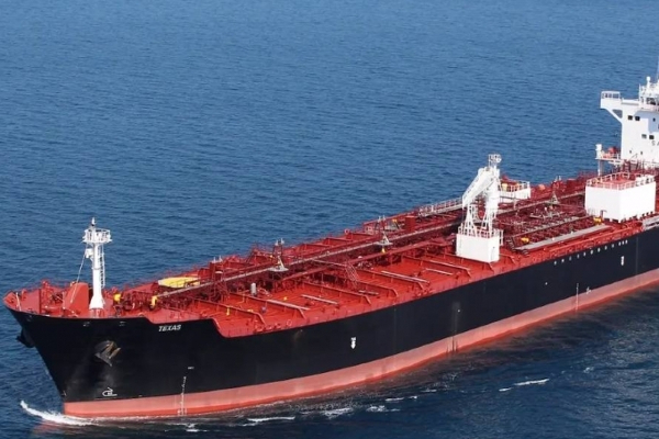 இலங்கைத் தீவின் கரையோரைத்தில் நங்கூரமிட்டுக் காத்திருக்கும் கப்பல்! - ஐபிசி தமிழ்