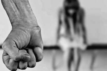 பெண்ணை அரை நிர்வாணமாக்கி மரத்தில் கட்டி வைத்து தாக்குதல் - குடும்பத்துடன் காதலன் வெறிச்செயல்!