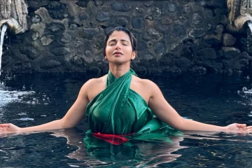 கோவில் குளத்தில் குளித்த நடிகை ஐஸ்வர்யா மேனன்