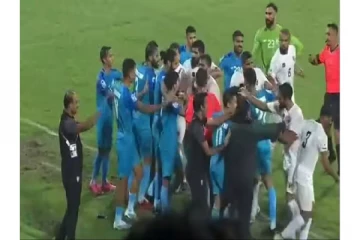 இந்தியா - பாகிஸ்தான் வீரர்கள் இடையே தள்ளுமுள்ளு - பரபரப்பான மைதானம்..!