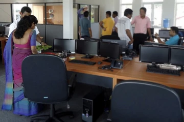 වැඩ කරන කාලය වැඩි කර දවසක් අඩු කරන්න යෝජනා..කාර්යාල වෙලාව වෙනස් වෙයි..(උදේ 7.30 සිට 5.30 දක්වා)