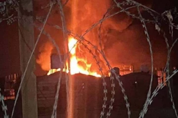 ஆயுதங்களை கொண்டு சென்ற லாரிகள் மீது திடீர் வான்வெளி தாக்குதல்! 14 பேர் பலி